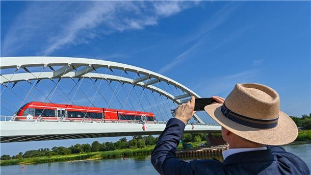 Ein Zug auf der Bahnbrücke über den Grenzfluss Oder zwischen dem polnischen Kostrzyn und auf deutscher Seite Küstrin-Kietz. Polen stellt das Fotografieren kritischer Infrastruktur unter Strafe, um sich besser vor Spionage zu schützen. (Archivbild)