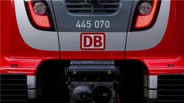 Bahnstrecke Hamburg - Bremen wieder langsam befahrbar Ein Zug der Deutschen Bahn.