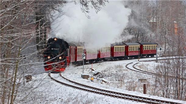 Schnee sorgt für Winterlandschaften in Erzgebirge und Harz Ein Zug der Harzer Schmalspurbahnen fährt am Bahnhof Drei-Annen-Hohne ab.
