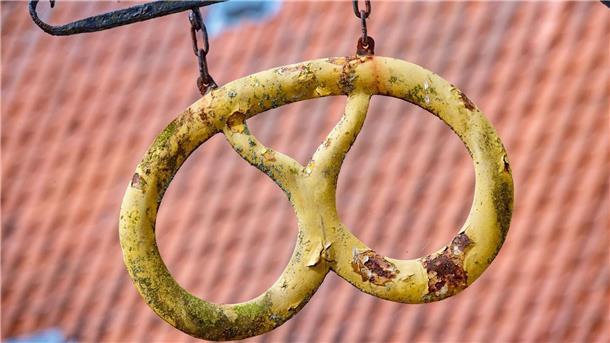 Bäckerhandwerk geht von weiter steigenden Preisen aus Ein Zunftzeichen (Brezel) des Bäckerhandwerkes ist zu sehen.