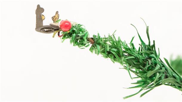 103 Jahre alter Weihnachtsbaum für 2600 Pfund versteigert Ein Zweig am Weihnachtsbaum von 1920, der für 2600 Pfund (3025 Euro) versteigert wurde.