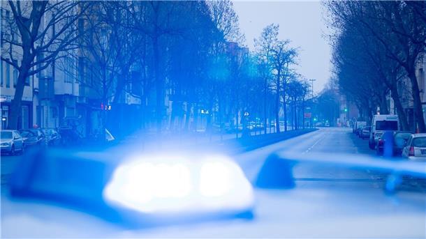 Polizei legt mutmaßlicher Hehlerbande das Handwerk Ein Blaulicht leuchtet auf dem Dach eines Streifenwagens der Polizei.
