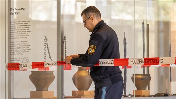 Optimismus nach Goldklau: „Täter kochen nur mit Wasser“ Einbrecher haben im oberbayerischen Manching einen mehrere Millionen Euro teuren Goldschatz aus der Keltenzeit erbeutet.