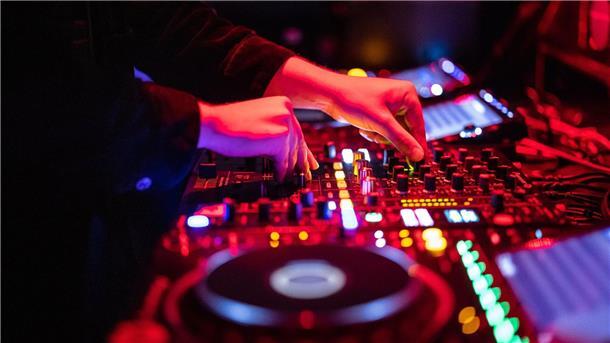Großer Andrang bei U18-Partys ohne Alkohol in Lüneburg Ein DJ steht in einem Club am Mischpult.