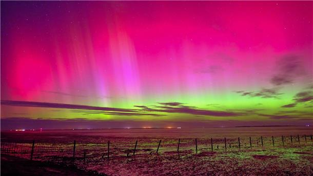 Polarlichter leuchten über Teilen Deutschlands Eindrucksvoll: Polarlichter sind am Himmel über Schillig in Niedersachsen zu sehen.