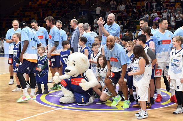 All Stars und Eisbären-Fans schwelgen in Erinnerungen Eindrücke vom All-Star-Game: Der 20. Geburtstag der Eisbären Bremerhaven war rundum gelungen.