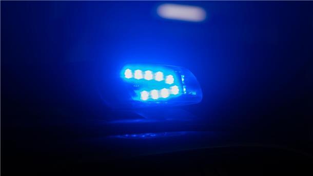 Zwei Autos stoßen zusammen - drei Verletzte Eine 19-Jährige kommt mit schweren Verletzungen in ein Krankenhaus. (Symbolbild)