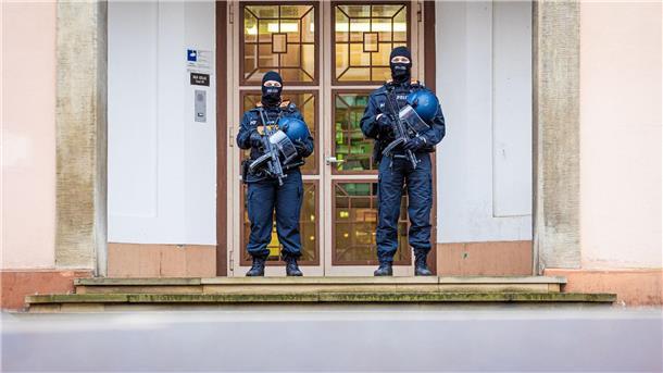 Urteil gegen frühere Islamistin erwartet Eine 42 Jahre alte frühere Islamistin muss sich wegen Mitgliedschaft in der Terrormiliz IS vor dem Oberlandesgericht Celle verantworten. (Archivbild)