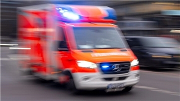 Berlin: Ein Rettungswagen der Feuerwehr fährt mit Blaulicht zum Einsatz.