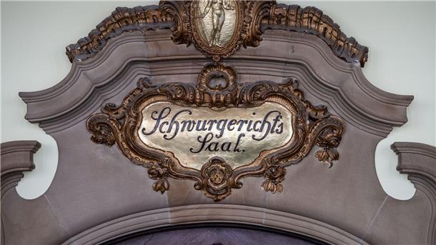 Eine 75-jähriger Mann ist wegen Mordes an seiner Frau zu lebenslanger Haft verurteilt worden.