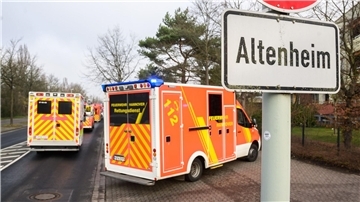 Eine 84-jährige Bewohnerin ist am Morgen bei einem Zimmerbrand ums Leben gekommen. Die Feuerwehr Hannover ist im Großeinsatz.