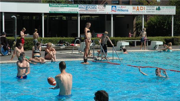 Sittensen ohne Freibad: Ist derart Gruseliges vorstellbar? Das Foto zeigt Betrieb im Sittenser Freibad.