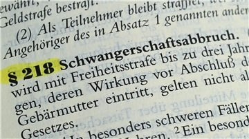 Eine Abtreibung ist nach Paragraf 218 grundsätzlich strafbar, es sei denn, sie findet innerhalb der ersten zwölf Wochen statt und die Frau hat sich zuvor beraten lassen.