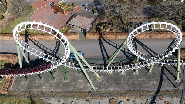 Freizeitparks im Norden starten in Saison Eine Achterbahn im Heide-Park fährt bei einem Probelauf: In der Saison kommen durchschnittlich 1,5 Millionen Gäste in das Resort. (Archivbild)