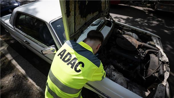 ADAC: Mehr Mitglieder, mehr Pannen, weniger Geld übrig Eine ADAC Mitarbeiterin prüft ein Fahrzeug.