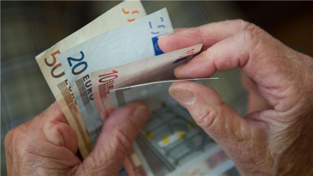 Eine ältere Frau zählt Geld. (Archivbild)