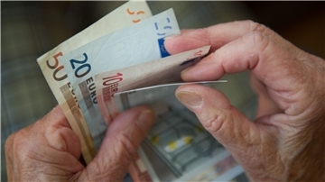 Eine ältere Frau zählt Geld. (Archivbild)