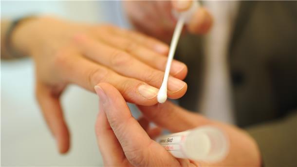 Eine Ärztin nimmt eine Probe bei einer Patientin in der Medizinischen Hochschule Hannover (MHH). Misshandelte und vergewaltigte Frauen können sich nach einem Übergriff in sogenannten Beweisambulanzen untersuchen lassen, ohne bei der Polizei Anzeige erstatten zu müssen.