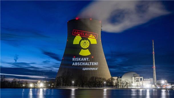 Eine Aktion von Greenpeace am Atomkraftwerk Isar 2 in Bayern.