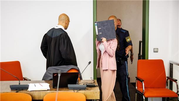14 Jahre Haft für IS-Rückkehrerin für Tod eines Mädchens Eine Angeklagte (M), die sich der Terrormiliz Islamischer Staat beim Betreten des Gerichtssaals.