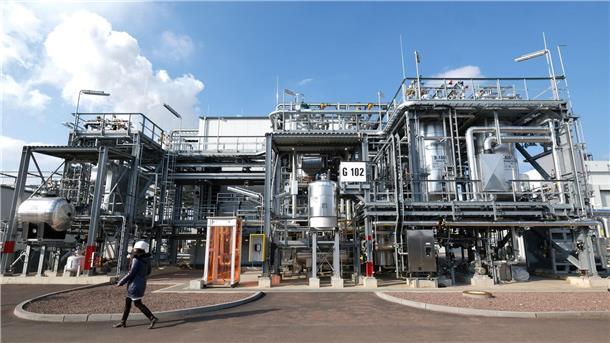Eine Anlage zur Herstellung von synthetischem Kautschuk.