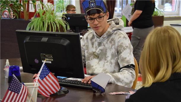 Eine Anzeige bei der Polizei in New York zu erstatten, natürlich in englischer Sprache. Diese und weitere Situationen haben Achtklässler der Oberschule in Selsingen zu bewältigen.