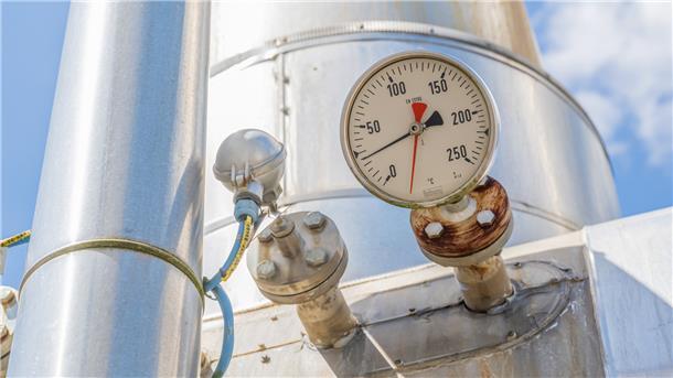 Eine Anzeige für Temperatur ist in der Anlage eines Gasspeichers an einem der vielen Rohre zu sehen. In Deutschland wächst die Sorge vor einer Erdgasknappheit im Winter. Darauf reagiert nun auch der Landkreis Rotenburg.