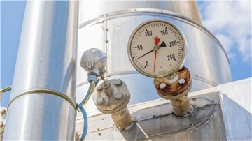 Eine Anzeige für Temperatur ist in der Anlage eines Gasspeichers an einem der vielen Rohre zu sehen. In Deutschland wächst die Sorge vor einer Erdgasknappheit im Winter. Darauf reagiert nun auch der Landkreis Rotenburg.