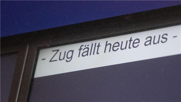 Warnstreik: Viele Busse und Bahnen sollen nicht fahren Eine Anzeige weist auf einen Zugausfall hin.