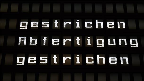 Weitere Warnstreiks der Luftsicherheitskräfte: Ausfälle Eine Anzeigetafel im Flughafen informiert über ausgefallene Flugverbindungen.