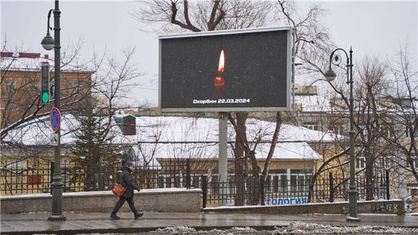 Putin spricht von ukrainischer Spur bei Anschlag nahe Moskau Eine Anzeigetaffel zeigt auf der Straße eine Kerze zum Gedenken der Opfer. Bei dem mutmaßlichen Terroranschlag auf eine Veranstaltungshalle am Stadtrand von Moskau sind mehr als 60 Menschen getötet worden.