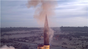 Eine „Arrow-3“-Abfangrakete, die am Morgen des 03. Januar 2014 von einem israelischen Militärstützpunkt an einem ungenannten Ort an der Mittelmeerküste startet.