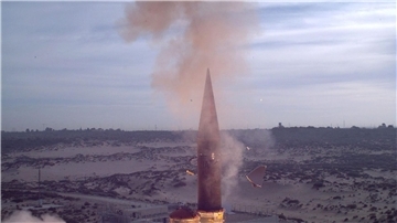 Eine „Arrow-3“-Abfangrakete startet von einem israelischen Militärstützpunkt an der Mittelmeerküste.