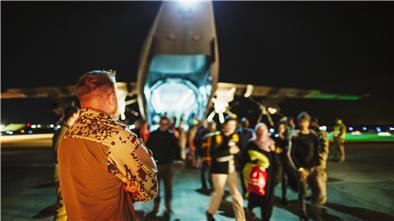 Eine Aufnahme vom Einsatz der Bundeswehr im April: Die ersten evakuierten Personen treffen aus dem Sudan auf der Luftwaffenbasis Al-Azraqu in Jordanien ein. Nach der Ankunft werden die Menschen versorgt, sie durchlaufen eine Sicherheitsschleuse, ihre Personalien werden überprüft und jeder Einzelne wird registriert.