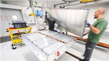 Eine ausgediente Batterie eines Elektroautos wird bei VW in Salzgitter recyclet.