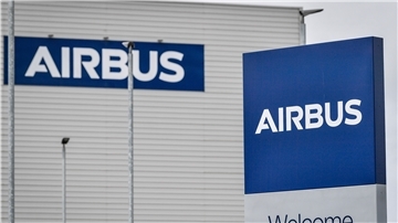 Eine Außenaufnahme einer Airbus-Fabrik.