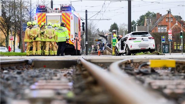 Eine Autofahrerin wurde bei der Kollision mit einer Stadtbahn schwer verletzt. 