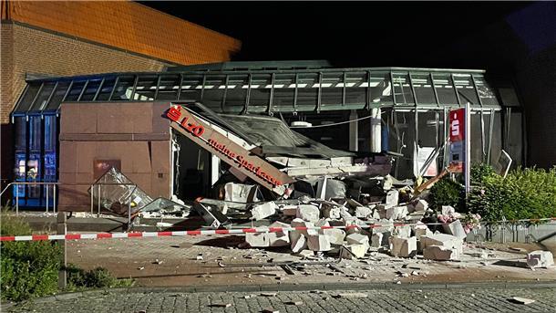 Eine Automatensprengung im Landkreis Ammerland aus dem Jahr 2022: In diesem Jahr konnten die Ermittler 17 Tatverdächtige ermitteln und eine Tatserie von 18 Geldautomatensprengungen aufklären. Foto: van Elten/dpa