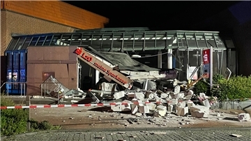 Eine Automatensprengung im Landkreis Ammerland aus dem Jahr 2022: In diesem Jahr konnten die Ermittler 17 Tatverdächtige ermitteln und eine Tatserie von 18 Geldautomatensprengungen aufklären. Foto: van Elten/dpa