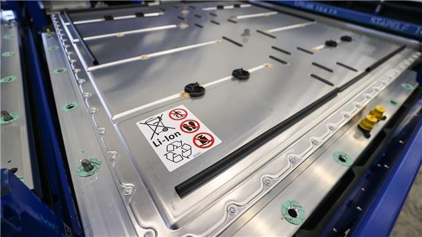 VW: Günstigere Batterierohstoffe sollen E-Auto-Preise senken Eine Batterie für den VW ID.3 liegt im VW-Werk Zwickau im Batterielager.