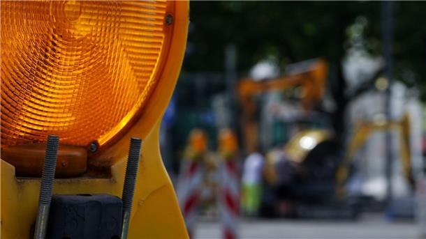 Auftragslage auf dem Bau schwächelt auch im Mai Eine Baustellenlampe an einer Straßenbaustelle.