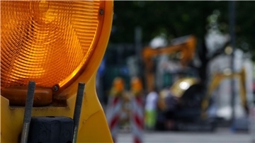 Eine Baustellenlampe an einer Straßenbaustelle.