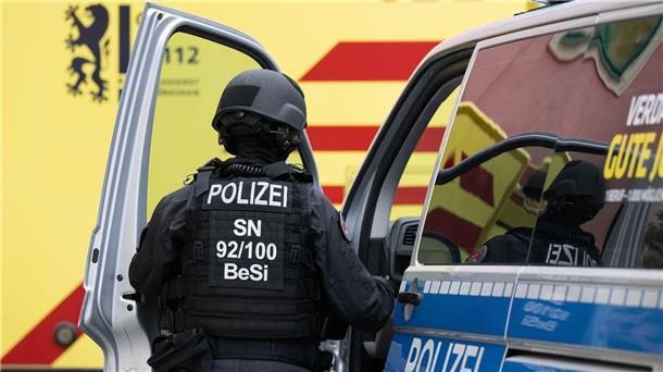 Dresden: Identität des Toten nach Groß-Einsatz geklärt Eine Beamtin steigt im Dresdner Stadtteil Leipziger Vorstadt in ein Polizeiauto.
