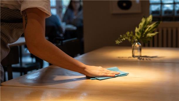 Dehoga-Treffen in Wilhelmshaven: Mehrwertsteuer im Fokus Eine Bedienung wischt einen Tisch in einem Restaurant ab.