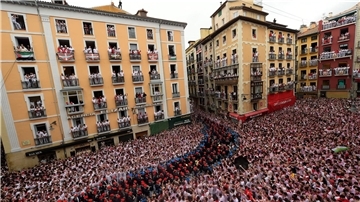 Eine begeisterte Menschenmenge feiert die Eröffnung des Sanfermín-Festes.