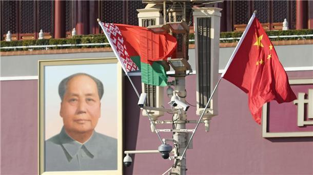 Lukaschenko und Xi wollen Zusammenarbeit ausbauen Eine belarussische (l) und eine chinesische Flagge wehen auf dem Platz des Himmlischen Friedens in Peking anlässlich des Besuchs des belarussischen Präsidenten Lukaschenko in China.