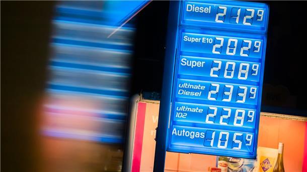 Eine Berliner Aral-Tankstelle an der Holzmarktstraße weist gegen 2 Uhr morgens bereits erhöhte Preise aus, bei denen nur noch Autogas unter 2 Euro liegt. In der Nacht vom 31. August auf den 1. September endete eine vorübergehende Senkung der Energiesteuer auf das von der EU vorgegebene Mindestmaß. Sie galt seit 1. Juni, um Verbraucher angesichts hoher Energiepreise zu entlasten. Mit dem Auslaufen der Maßnahme könnte Tanken wieder deutlich teurer werden.