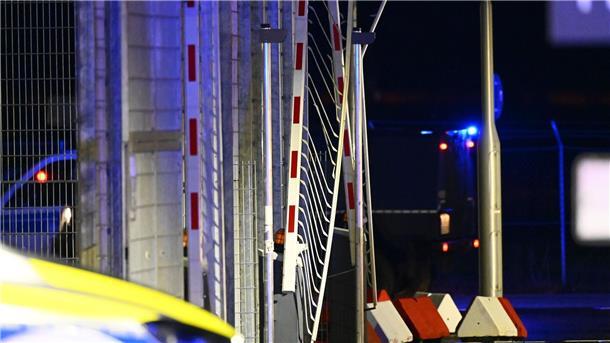 Flughafen-Geiselnehmer in U-Haft Eine beschädigte Schranke am Hamburger Flughafen.
