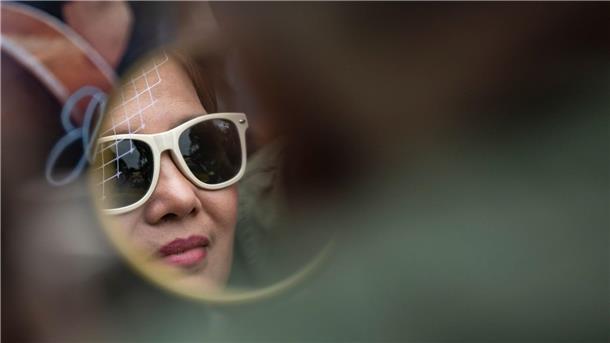 Festival lockt wieder Elvis-Fans nach Bad Nauheim Eine Besucherinzeugt sich im 50er-Look.