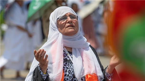 Muslime weltweit feiern Opferfest Eine betende Muslimin auf dem Berg Arafat, auch bekannt als Jabal al-Rahma (Berg der Barmherzigkeit) in Mekka.